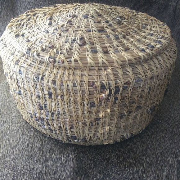 Vintage Hand Made Pine Needle Basket! - Picture 2 of 3